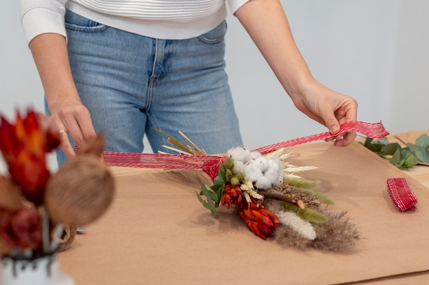 Ramo de flores y papel de regalo.