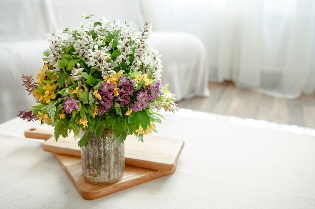 Un ramo de flores primaverales como detalle decorativo en el interior de la habitación.