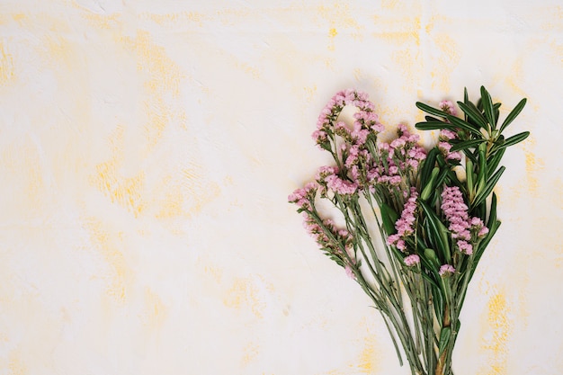 Foto gratuita ramo de flores rosa en mesa de luz