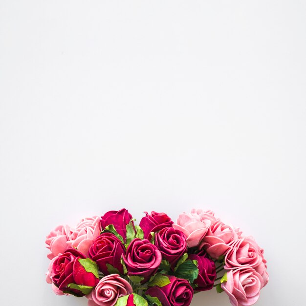 Ramo de flores rosas y rojas.