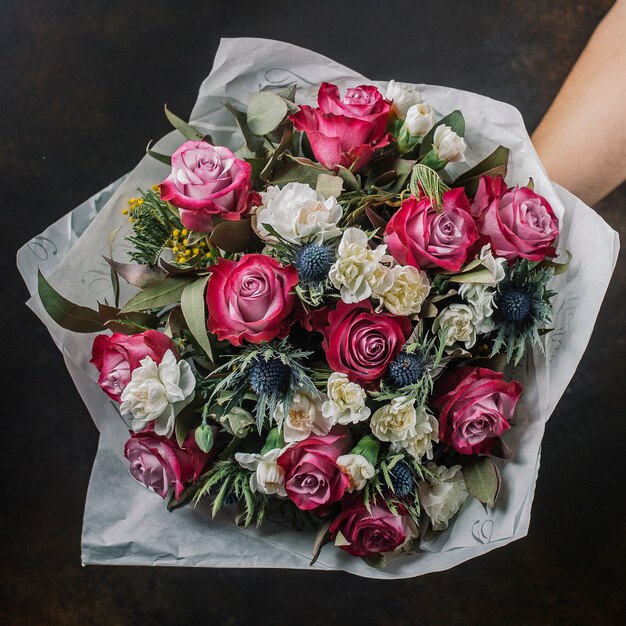 Ramo de flores con rosas rosadas, cardo azul, mimosa y rosas blancas