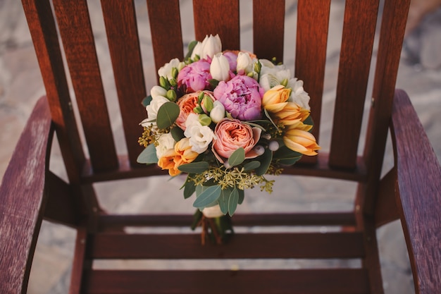 Ramo de flores en una silla