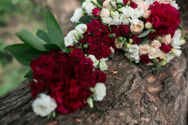 Ramo de flores sobre un árbol