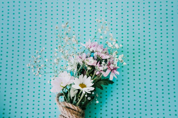 Ramo de flores sobre fondo azul