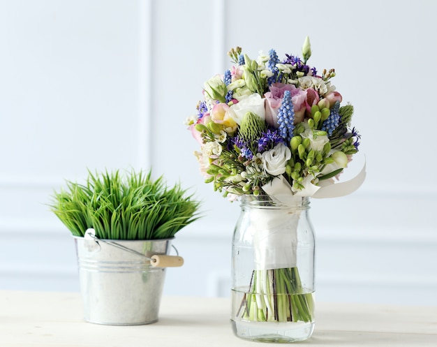 Ramo de flores sobre la mesa