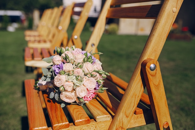 Ramo de flores sobre una silla