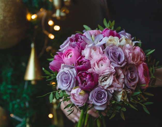 Ramo de flores de tono violeta y rosa