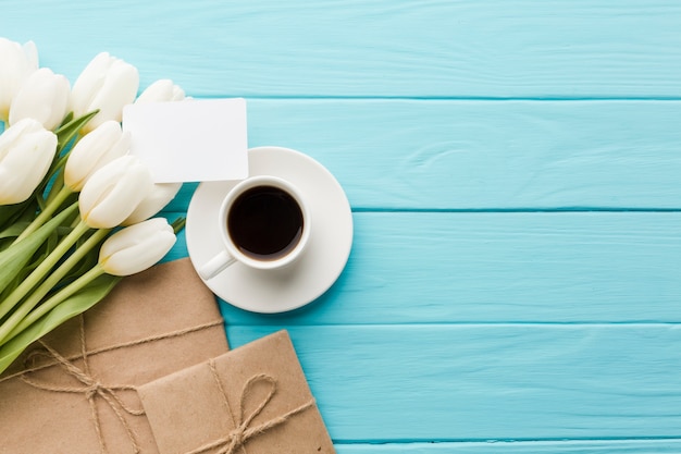 Foto gratuita ramo de flores de tulipán con café y papel envuelto.