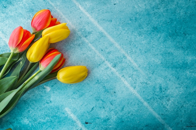 Ramo de flores de tulipán en mesa