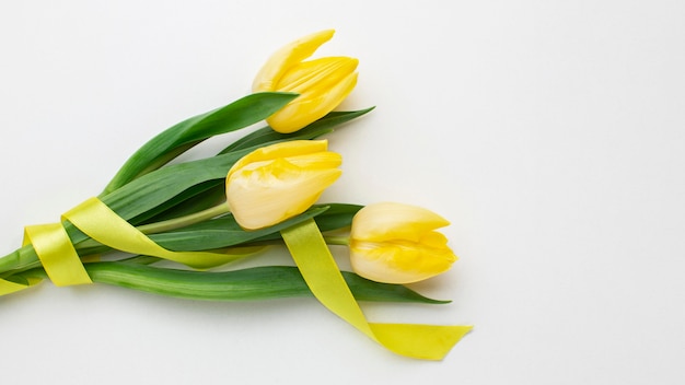 Ramo de flores de tulipanes vista superior