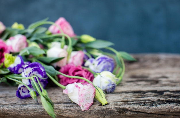 Ramo de lisianthus sobre una mesa de madera