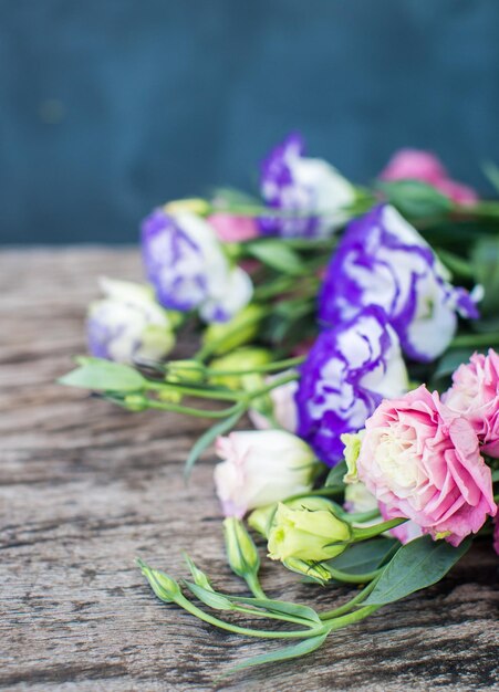 Ramo de lisianthus sobre una mesa de madera