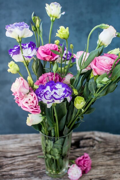 Ramo de lisianthus sobre una mesa de madera