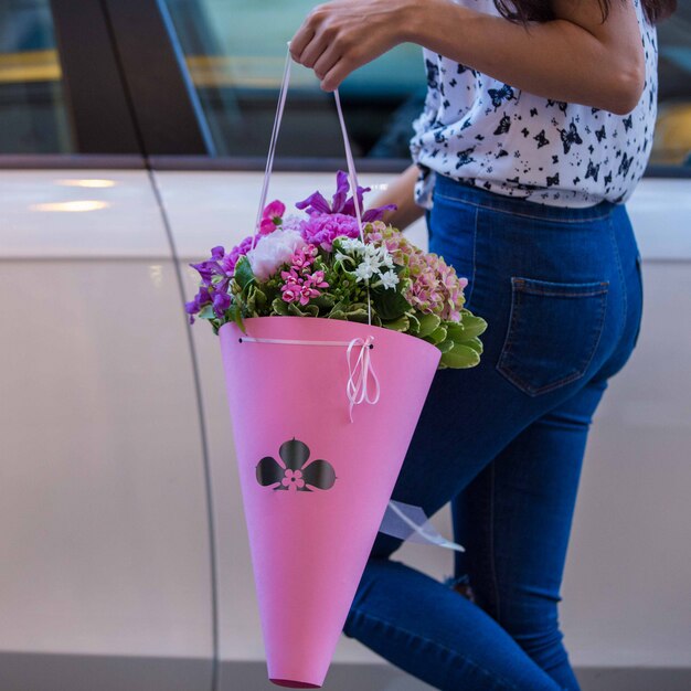 Ramo de novia de cardos y flores de hilo sujeto por una chica en jeans