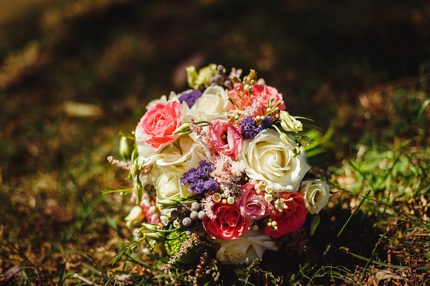 Ramo de novia hecho de rosas blancas y rosadas