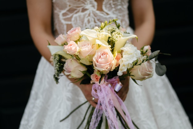 Foto gratuita ramo de novia en manos de la novia