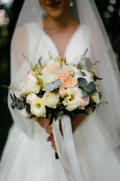 ramo de novia en manos de la novia