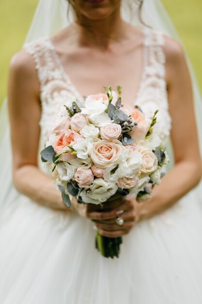 ramo de novia en manos de la novia