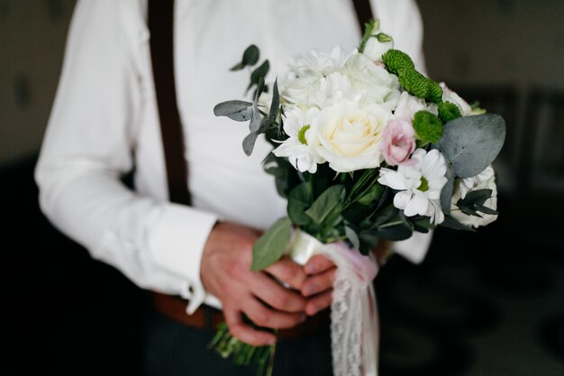 ramo de novia en manos de la novia