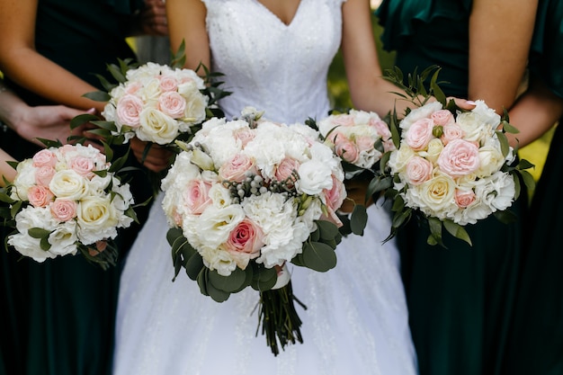 ramo de novia en manos de la novia