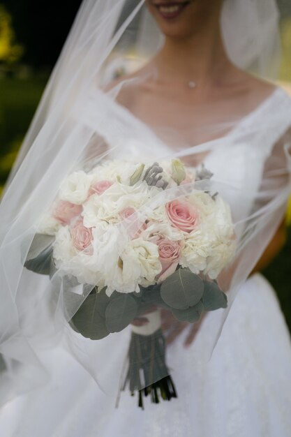 ramo de novia en manos de la novia