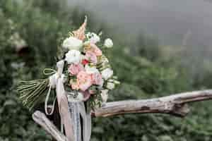 Foto gratuita ramo de novia en la naturaleza