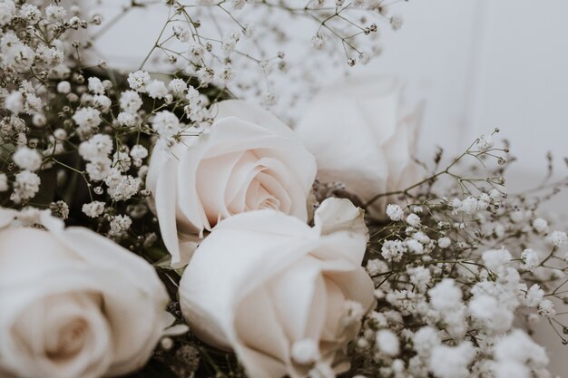 Ramo de novia de rosas blancas con paniculata.