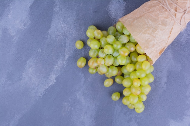 Un ramo de racimo de uvas verdes.