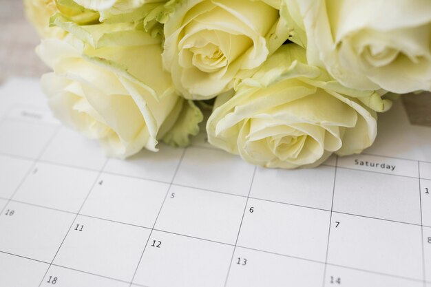 Ramo de rosas en calendario con fechas.