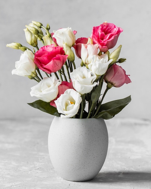 Ramo de rosas en florero blanco