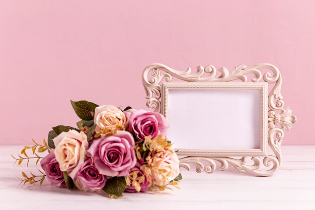 Ramo de rosas con marco vacío