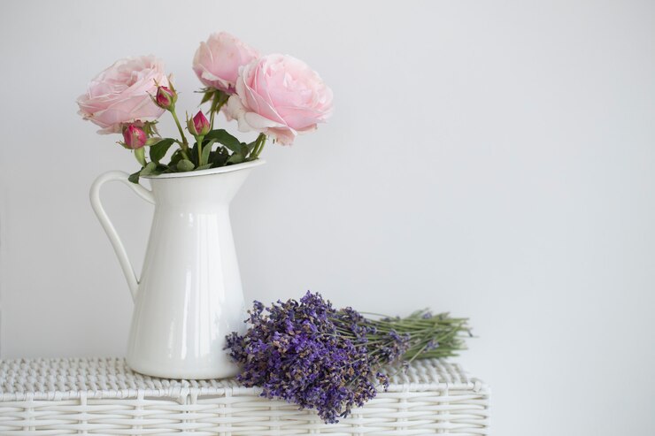 Un ramo de rosas púrpuras y lavanda