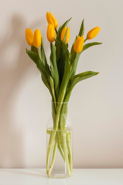 Ramo de tulipanes de vista frontal en un jarrón