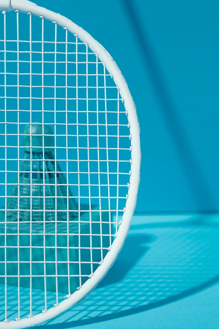 Foto gratuito raqueta de bádminton y volante azul