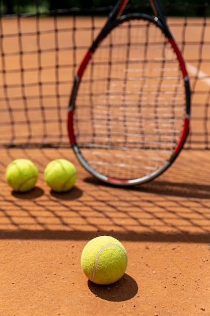 Foto gratuita raqueta de primer plano con pelotas de tenis