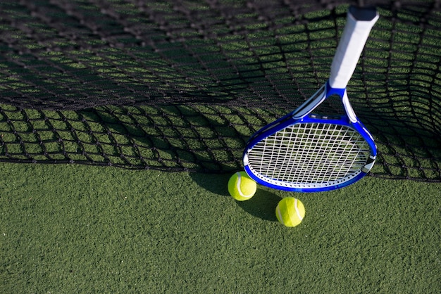 Foto gratuita raqueta de tenis de alto ángulo con pelotas