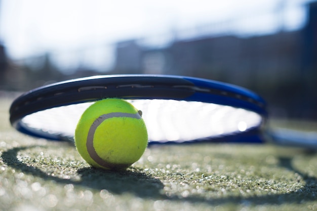 Raqueta de tenis de ángulo bajo en la pelota