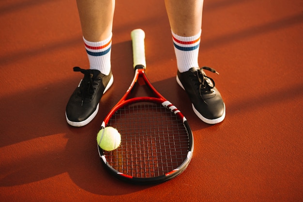 Foto gratuita raqueta de tenis en el campo