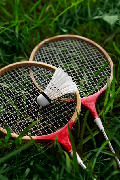 Foto gratuita raquetas de bádminton en ángulo alto de hierba