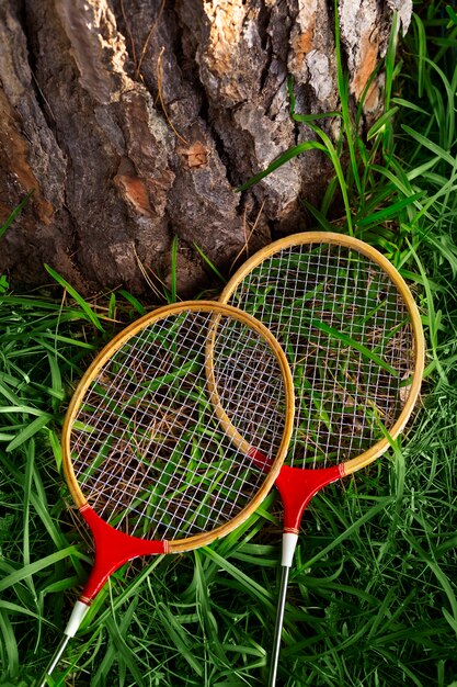 Foto gratuita raquetas de bádminton vista superior