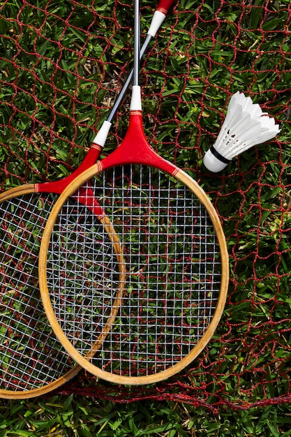 Foto gratuita raquetas de bádminton y volante vista superior