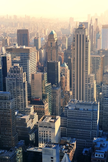 Rascacielos de la ciudad de Nueva York en el centro de Manhattan vista panorámica aérea al atardecer.