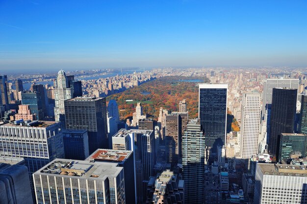 Rascacielos de la ciudad de Nueva York en el centro de Manhattan vista panorámica aérea en el día con Central Park y follaje colorido en otoño.