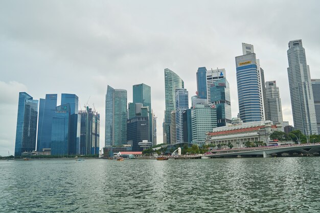 rascacielos de la ciudad que trabajan día singapur