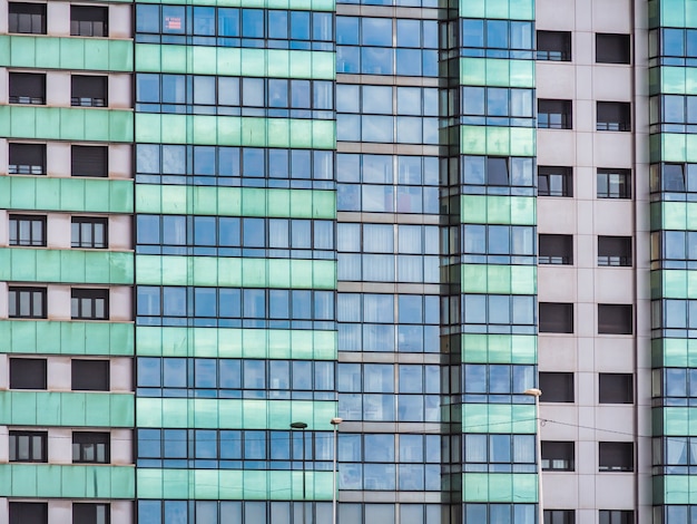 Rascacielos de estilo moderno con ventanas azules y verdes