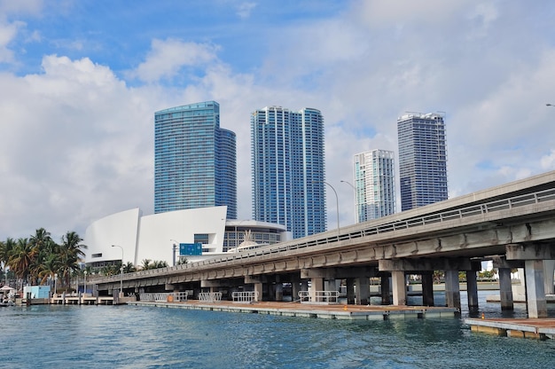 Foto gratuita rascacielos de miami con puente sobre el mar en el día.