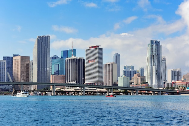 Rascacielos de Miami con puente sobre el mar en el día.