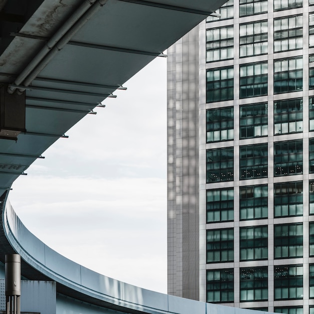 Foto gratuita rascacielos modernos con ventanas