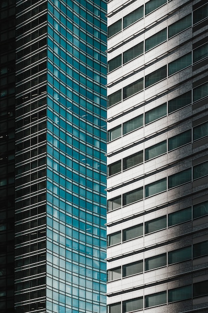 Rascacielos modernos con ventanas