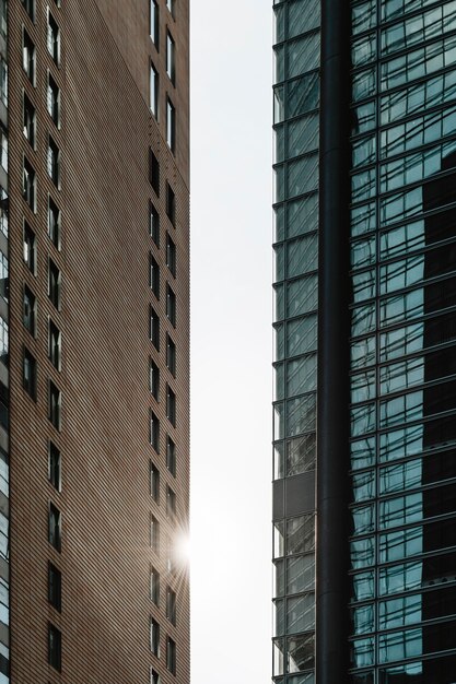 Rascacielos de oficinas con fachada de cristal